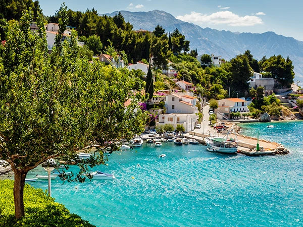 Blick von einem Weingut für Lugana Weißwein auf eine Bucht am Gardasee.