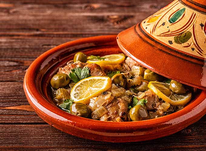Lamm Tajine mit Oliven und gesalzenen Zitronenscheiben.