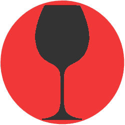 schwarzes Weinglas vor rotem runden hintergrund