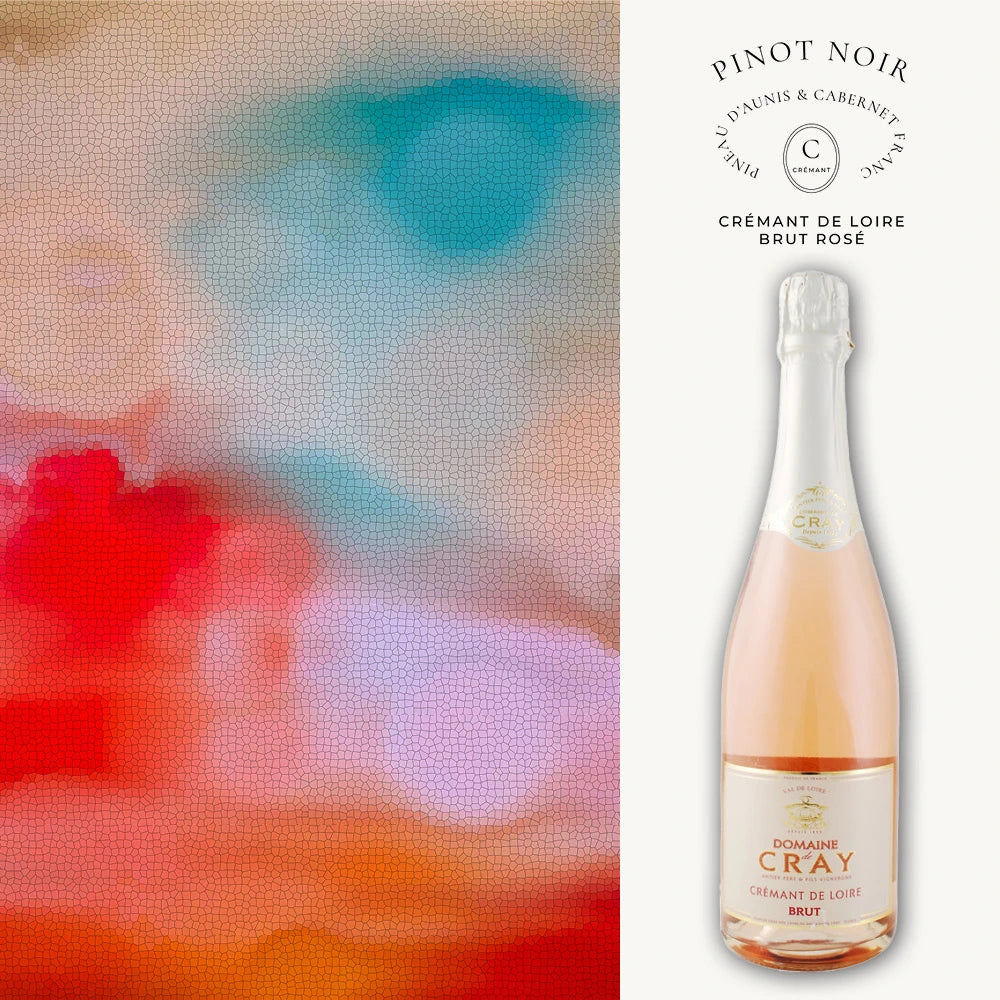 Eine Flasche Crémant de Loire Brut Rosé von Domaine de Cray vor einem abstrakten Hintergrund mit weichen, fließenden Farben in Blau, Rosa, Orange und Weiß, die einen impressionistischen Stil suggerieren.