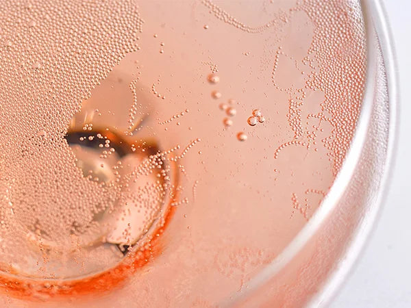 Cremant Rosé im Glas.