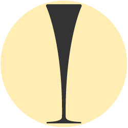 schwarzes Crémant Glas vor runden beigen hintergrund