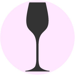 schwarzes Weinglas vor runden rosa hintergrund