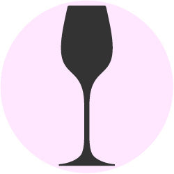 schwarzes Weinglas vor runden rosa hintergrund