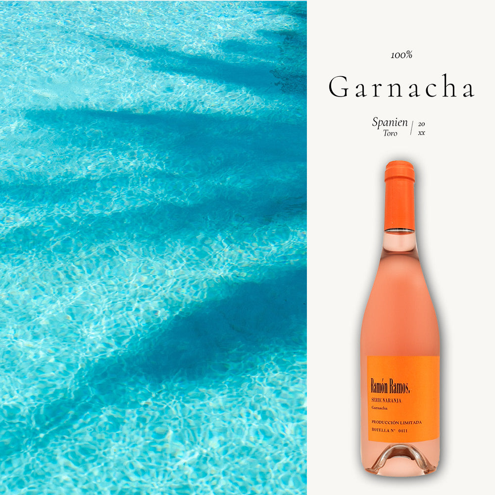 Eine Flasche spanischen Roséwein, hergestellt aus 100% Garnacha-Trauben, von Ramón Ramos, "Serie Naranja". Die Flasche steht vor einem Hintergrund, der an das klare, schimmernde Wasser eines Swimmingpools erinnert.