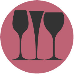 drei schwarze Weingläser vor runden roten hintergrund