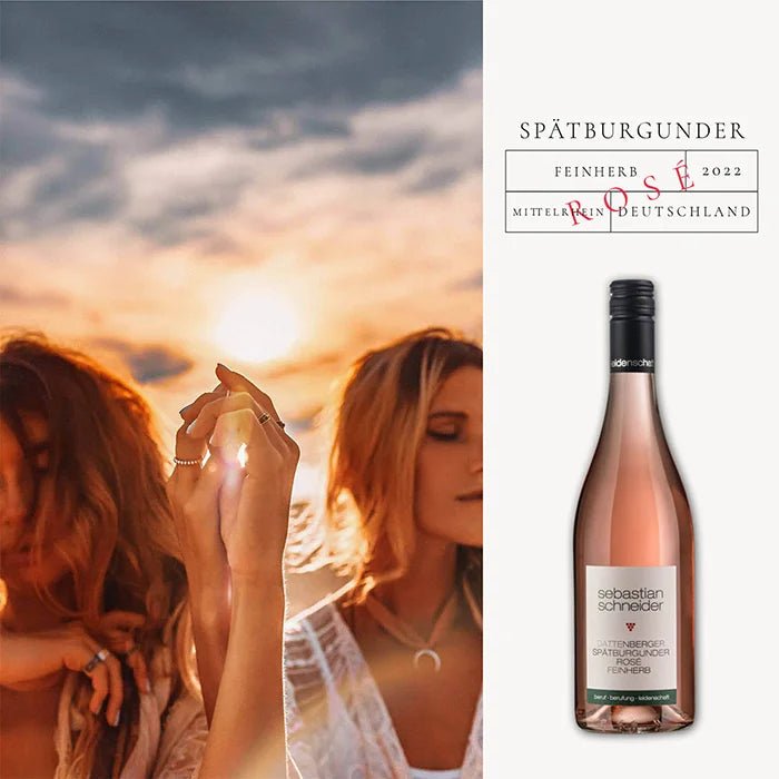 Flasche Spätburgunder Feinherb Wein von Sebastian Schneider neben einem Bild mit zwei Frauen, die den Sonnenuntergang genießen.