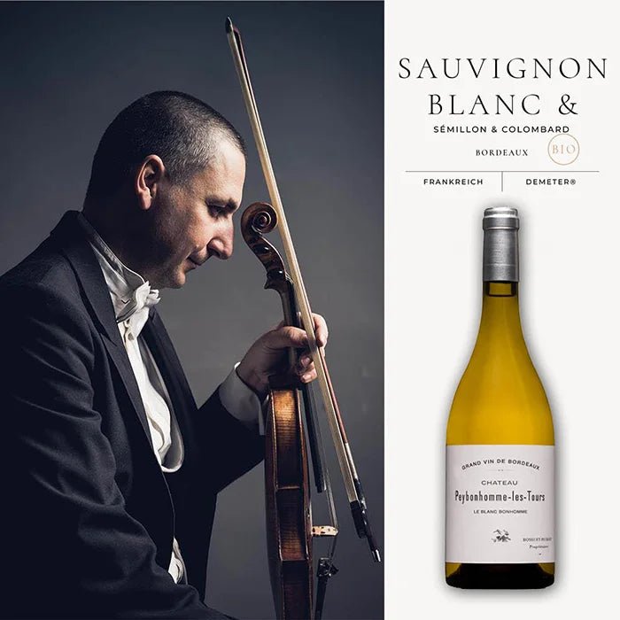Weißwein präsentiert neben einem fokussierten Geiger in formeller Kleidung, unterstricht die Harmonie von Musik und Wein.
