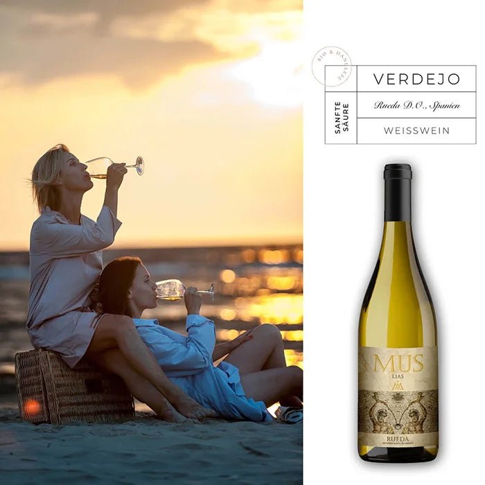 Weißwein: Zwei Freundinnen genießen am Strand Wein, verdejo Flasche abgebildet.