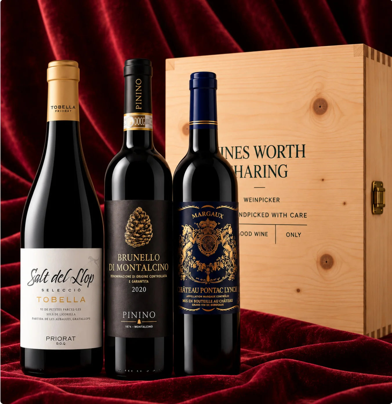 Drei exklusive Rotweine aus Europa: Salt del Llop aus dem Priorat, Brunello di Montalcino von Pignino aus der Toskana und Château Pontac-Lynch 2019 aus Margaux, Bordeaux. Präsentiert vor einer hochwertigen Weinpicker-Holzgeschenkbox auf dunkelrotem Samt.