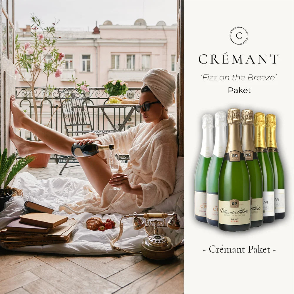 Crémant „Fizz on the Breeze" Paket: Links eine Frau im Bademantel, die sich auf einem Balkon entspannt und Schaumwein einschenkt. Rechts sechs Flaschen – je zwei Crémant de Loire, Crémant de Bourgogne und Crémant d'Alsace.