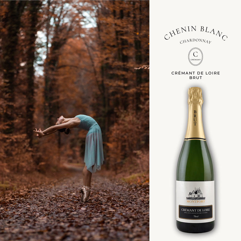 Eine Tänzerin in einem türkisfarbenen Kleid, die in einem herbstlichen Wald auf den Zehenspitzen steht, daneben eine Flasche Montfort Crémant de Loire Brut Chenin Blanc Chardonnay.