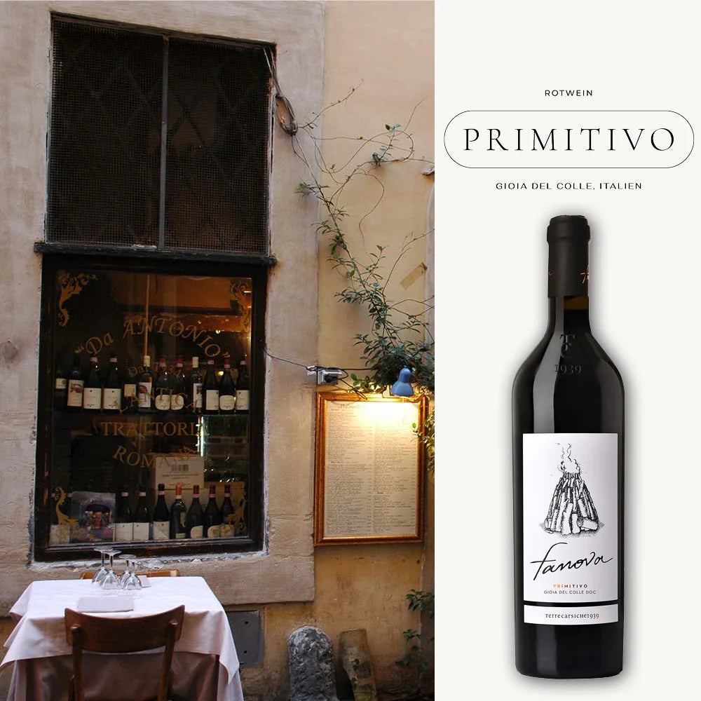 Rotwein vor einer gemütlichen Trattoria mit beleuchtetem Fenster, einem Tisch im Freien und einer Primitivo Weinflasche.